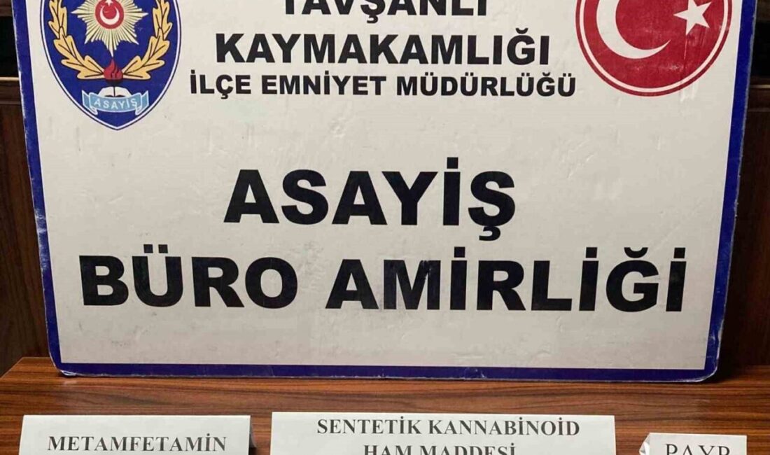 Kütahya’da uyuşturucu operasyonu: 3 gözaltı Kütahya’nın Tavşanlı ilçesinde düzenlenen operasyonda bir miktar uyuşturucu madde ele