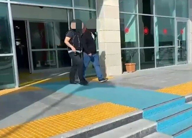 Kütahya’da uyuşturucuyla yakalanan şüpheli tutuklandı Kütahya’da polis ekiplerince uygulama noktasında uyuşturucuyla yakalanan şüpheli, çıkarıldığı mahkemece