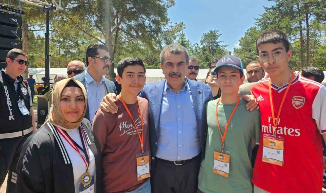Kütahyalı öğrenci, Uluslararası MEB Robot Yarışması’nda İHA Mini Dron Kategorisinde dünya şampiyonu oldu Nafi Güral Fen Lisesi öğrencisi Doruk Cengiz, Kayseri’de düzenlenen 17.