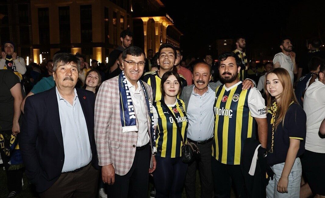 Kütahyalılar, EuroLeague final heyecanını belediye bahçesinde birlikte yaşadı THY EuroLeague finalinde Fenerbahçe’nin ,Monaco’yu 81-70 mağlup ederek şampiyonluğa ulaştığı