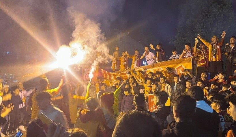 Kütahya’nın Tavşanlı ilçesinde şampiyonluk kutlamaları Kütahya’nın Tavşanlı ilçesinde Galatasaray’ın şampiyonluk kutlamaları renkli görüntülere sahne oldu.