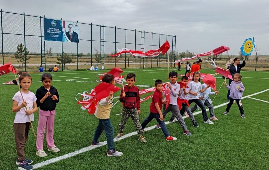 Mahmudiye’de uçurtma şenliği coşkusu yaşandı Eskişehir Mahmudiye’de çocuklar, uçurtma şenliğinde gökyüzünü renklendirdi. Eskişehir Gençlik ve