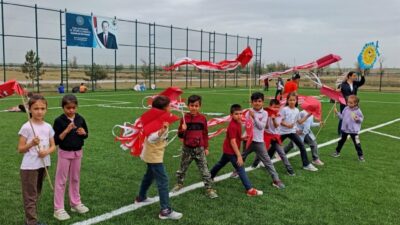 Eskişehir Mahmudiye’de çocuklar, uçurtma şenliğinde gökyüzünü renklendirdi. Eskişehir Gençlik ve