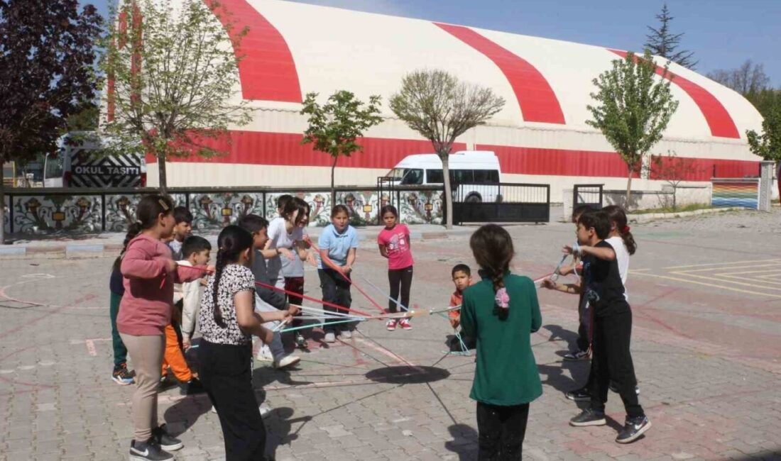 “Merkezim Her Yerde” projesiyle Davulga’da renkli etkinlik Gençlik ve Spor Bakanlığı tarafından yürütülen “Merkezim Her Yerde” projesi