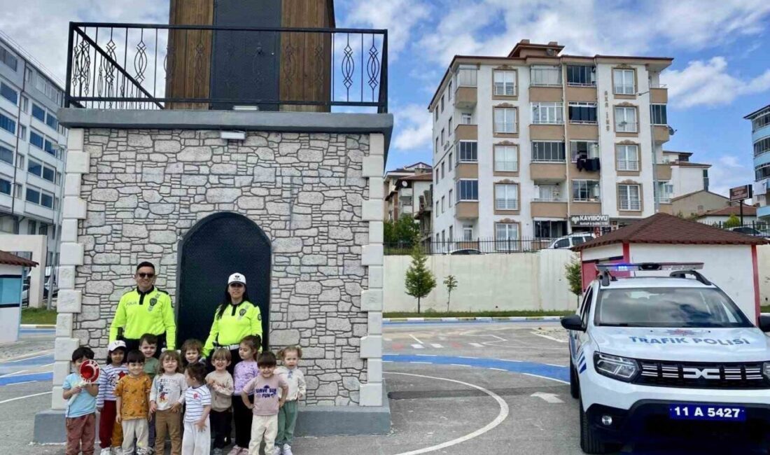 Minik öğrenciler polislik mesleğini yakından tanıdı Bilecik İl Emniyet Müdürlüğü tarafından yürütülen bilinçlendirme çalışmaları kapsamında minik