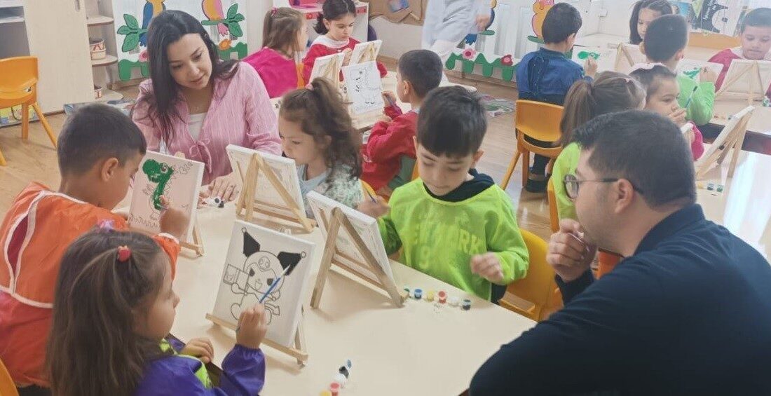 Minik ressamlar hayallerini tuvale yansıttı Kütahya’nın Tavşanlı ilçesindeki Hande Gül Anaokulu öğrencileri hayallerini tuvale yansıttı.