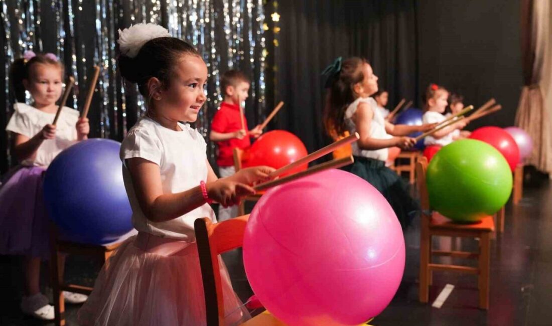 Minikler yılsonu gösterilerinde hünerlerini sergiledi Tepebaşı Belediyesi bünyesindeki çocuklara yönelik oyun, eğitim ve sanat merkezlerinde