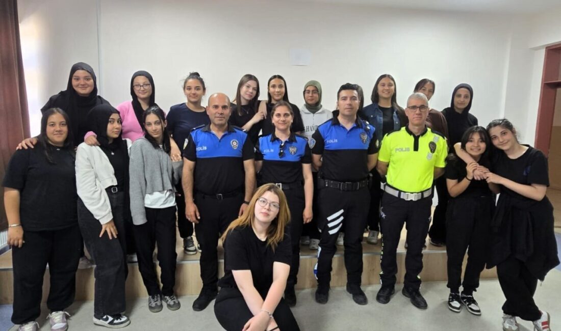 Öğrencilere polislik mesleği ve güvenli yaşam eğitimi Afyonkarahisar İl Emniyet Müdürlüğü ekipleri, Zübeyde Hanım Kız Mesleki ve