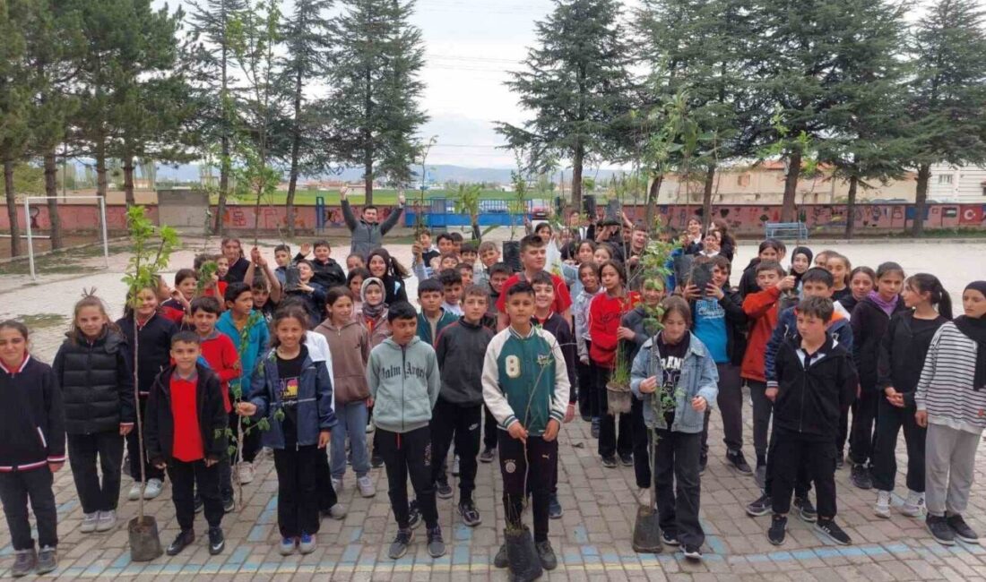 Öğretmen ve öğrenciler 100 fidanı toprakla buluşturdu Afyonkarahisar’ın Şuhut ilçesinde Atatürk Ortaokulu öğretmen, veli ve öğrencileri 100