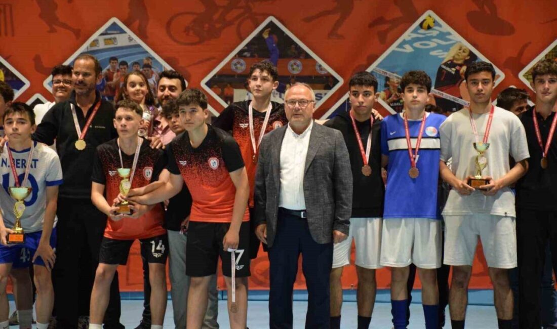 Okul Sporları futsal müsabakaları sona erdi Afyonkarahisar’da Okul Sporları 2. Küme Erkek Futsal müsabakaları, oynanan final