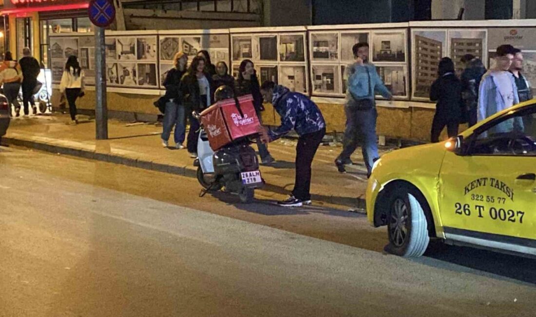 Önündeki araca arkadan çarpan motosikletli kurye yaralandı Eskişehir’de önünde ani fren yapan araca çarpmamak isterken bir başka