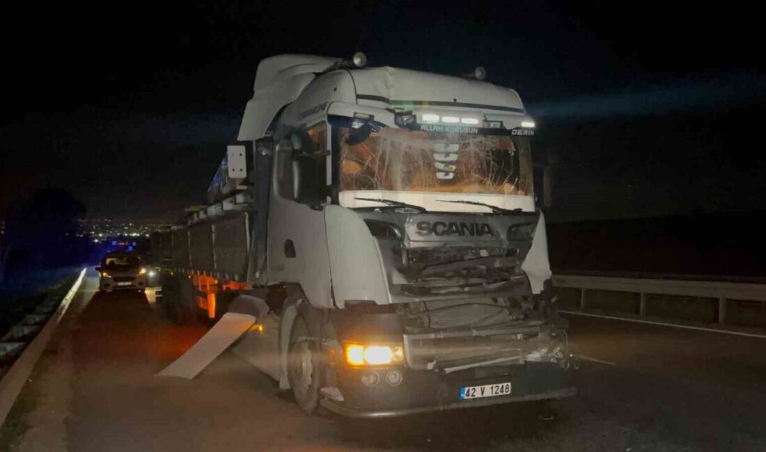 Önündeki tıra çarpan demir yüklü tırın sürücüsü yaralandı Eskişehir’de önündeki tıra arkadan çarpması sonucu kabinde sıkışan demir direk