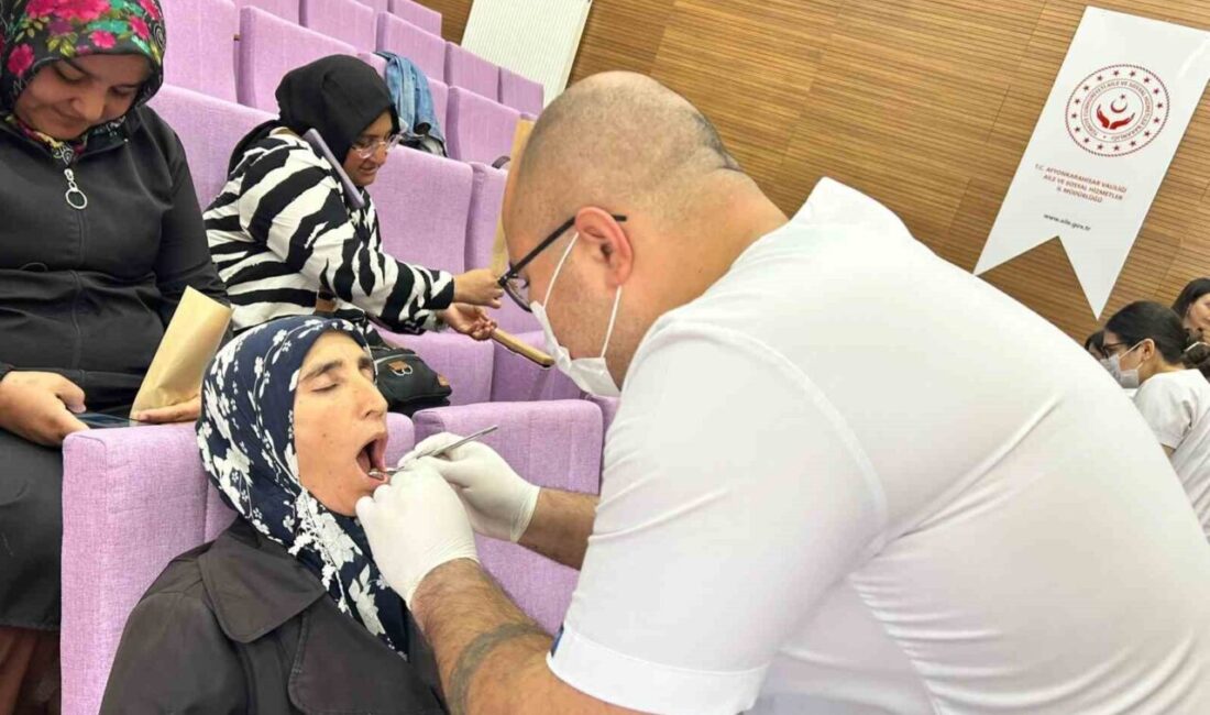 Otizmli çocuklar ve annelerine ücretsiz diş taraması Afyonkarahisar’da yaşayan otizmli bireyler ve annelerinin ücretsiz diş kontrolleri yapıldı.
