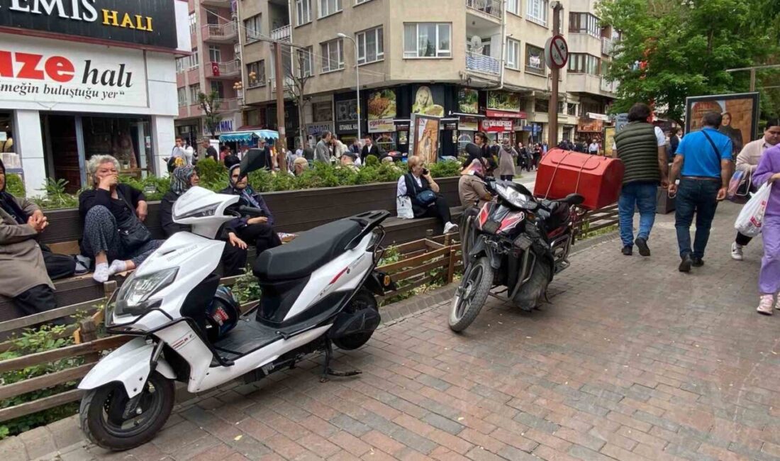 Park yasağına rağmen motosiklet işgali Eskişehir’de şehir merkezinde park yapılmasının yasak olduğu alanda birçok kişi