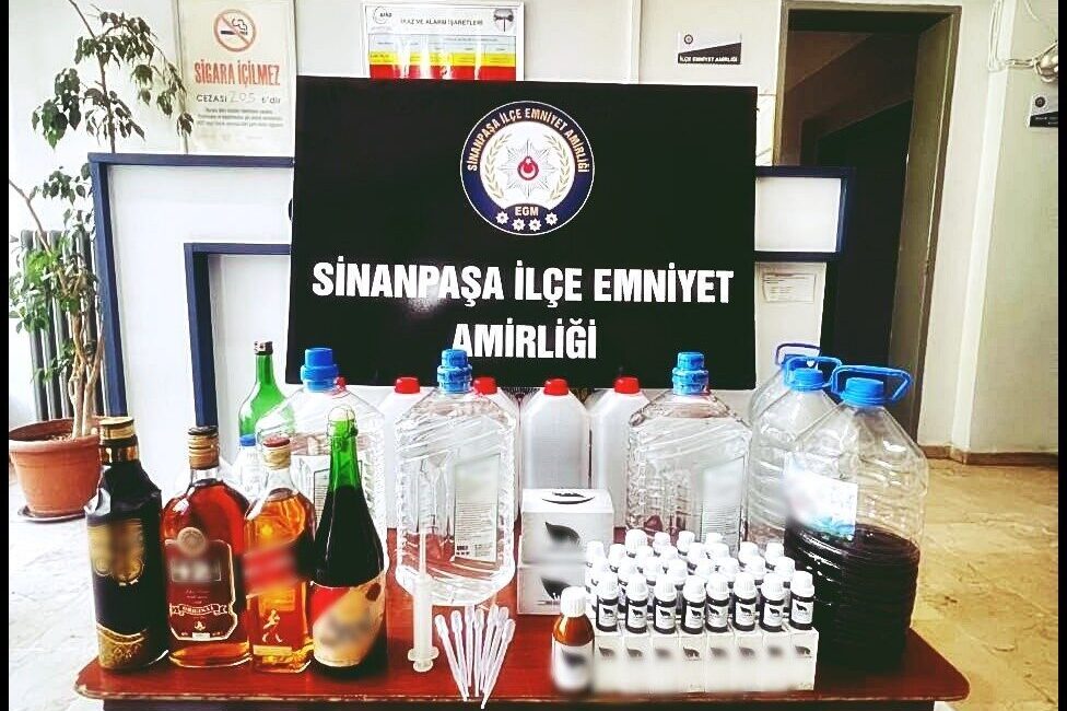 Polisten kaçak alkol operasyonu Afyonkarahisar’da polis tarafından 4 farklı adrese yapılan baskında 31 litre