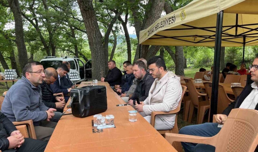 Protokol ve öğrencilerinin katılımıyla yağmur duası yapıldı Afyonkarahisar’ın Bayat ilçesinde protokol üyelerinin ve ilkokul öğrencileri katılımıyla yağmur