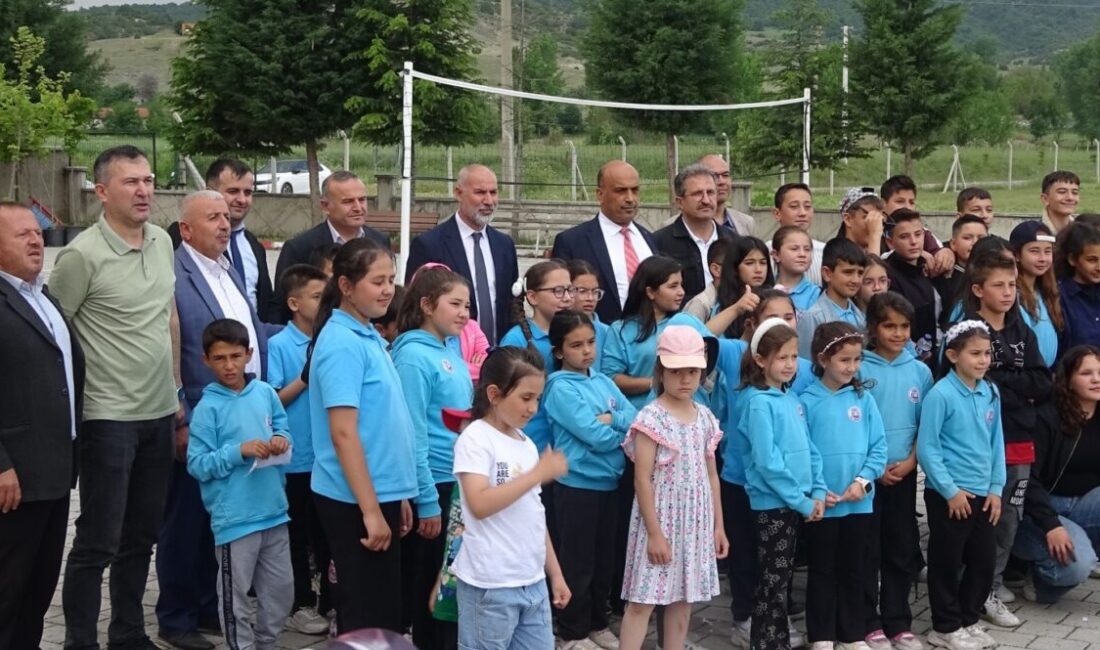 Protokolün de katılımıyla Tavşanlı’da anlamlı paylaşma etkinliği Kütahya’nın Tavşanlı ilçesine bağlı Çardaklı İlk ve Ortaokulu’nda düzenlenen birlik
