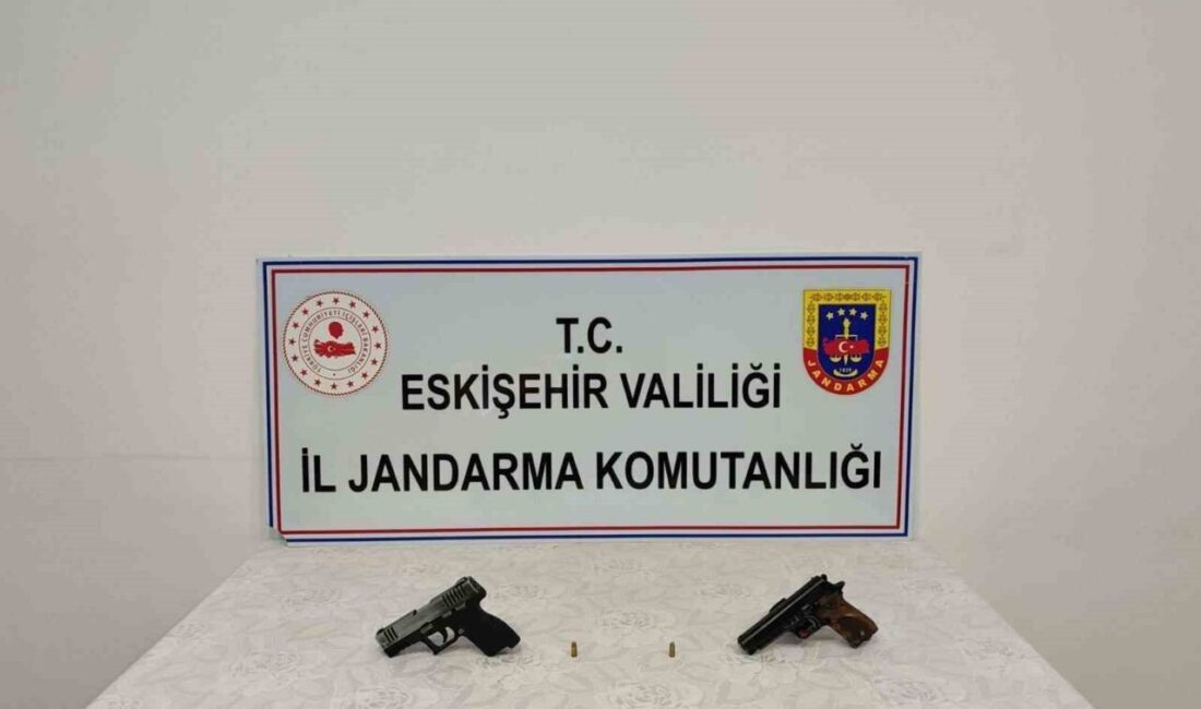 Ruhsatsız tabanca satmaya çalışırken yakalandı Eskişehir’de jandarma ekiplerince, ruhsatsız tabanca ticareti yapmayı amaçladığı belirlenen ve