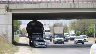Eskişehir’de taşınan rüzgâr türbinin kanadı, üst geçide sıkıştı. Bursa’nın Gemlik