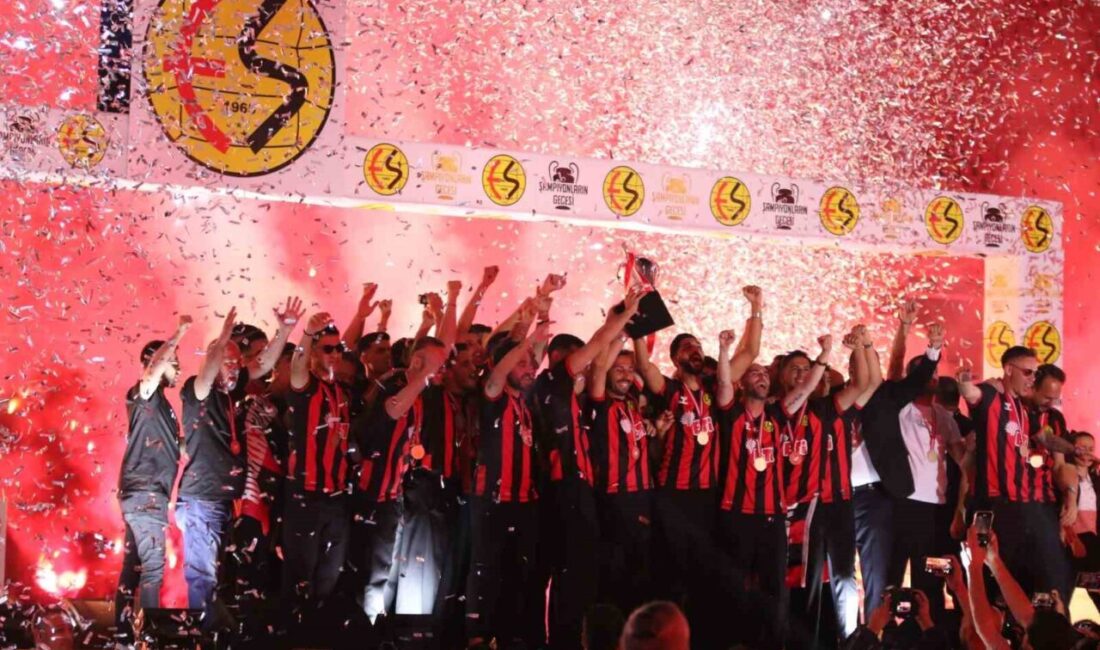 Şampiyon Eskişehirspor kupasını kaldırdı Eskişehirspor’un Bölgesel Amatör Lig’de (BAL) şampiyon olmasının ardından, statta düzenlenen