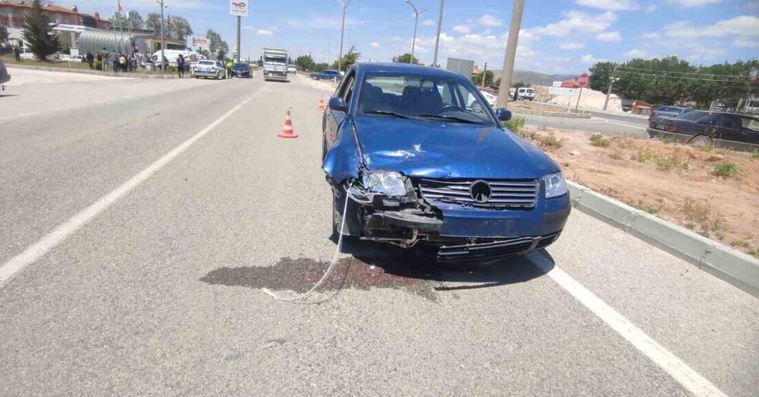 Şarkikaraağaç’ta belediye aracı motosikletle çarpıştı: 3 yaralı Isparta’nın Şarkikaraağaç ilçesinde belediyeye ait resmi otomobil ile motosikletin çarpışması