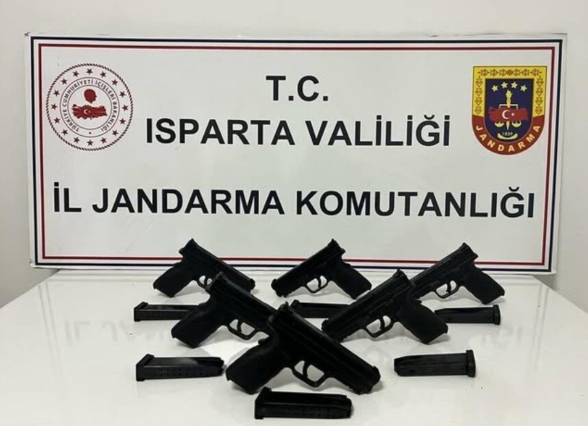 Şarkikaraağaç’ta ruhsatsız silah operasyonu Isparta’da bir köyde düzenlenen operasyonda 6 adet ruhsatsız tabanca ve