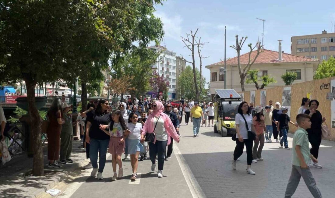 Sıcak havayı fırsat bilen vatandaşlar şehir merkezlerinde yoğunluk oluşturdu Eskişehir’de hava sıcaklıklarının yükselmesiyle birlikte hafta sonu Adalar Mevki ve