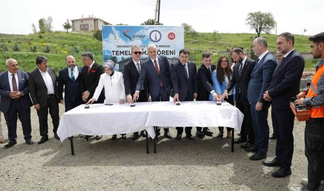 Simav’da Üniversite Yerleşkesine yapılacak cami ve Gençlik Merkezinin temeli atıldı Kütahya’nın Simav ilçesinde yer alan Dumlupınar Üniversitesi Yerleşkesinde, cami ve