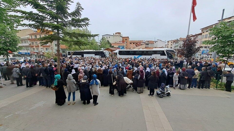 Simav’dan 80 hacı adayı dualarla kutsal topraklara uğurlandı Kütahya’nın Simav ilçesinde 80 hacı adayı dualarla kutsal topraklara uğurlandı.