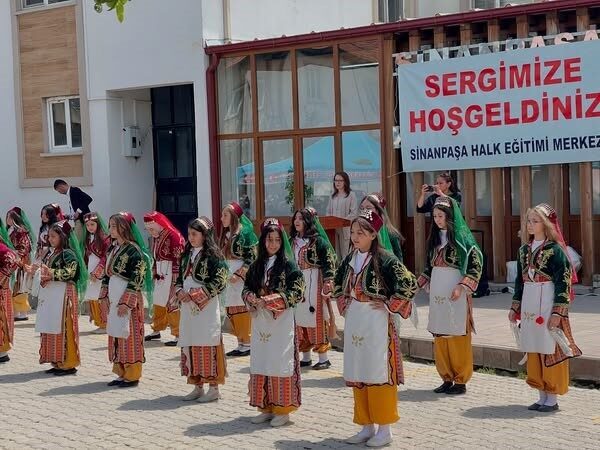 Sinanpaşa’da Hayat Boyu Öğrenme Haftası Yıl Sonu Sergisi açıldı Afyonkarahisar’ın Sinanpaşa ilçesinde “Hayat Boyu Öğrenme Haftası” etkinlikleri çerçevesinde Halk
