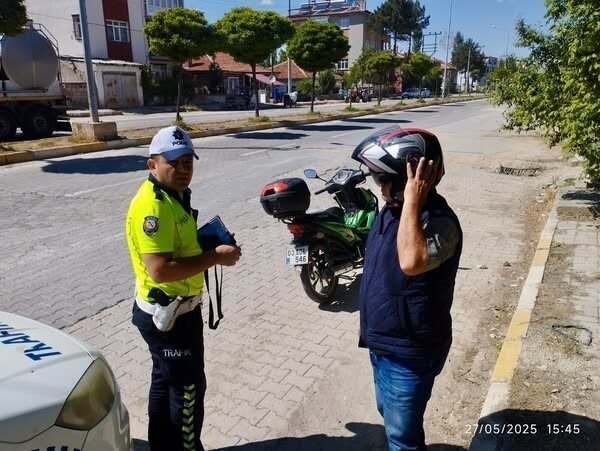 Sinanpaşa’da motosiklet sürücülerine yönelik denetimi Afyonkarahisar’ın Sinanpaşa ilçesinde polis tarafından gerçekleştirilen motosiklet denetimlerinde 4 motosiklet