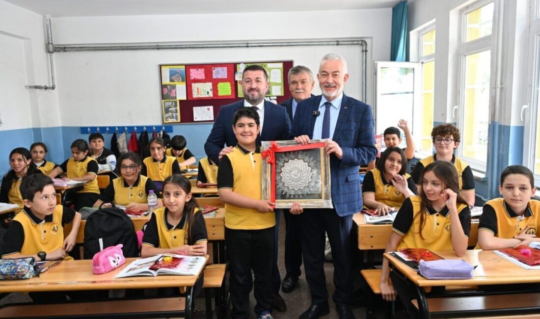 Sınıf başkanının seçim vaadi belediye başkanını okula getirme oldu Isparta Belediye Başkanı Şükrü Başdeğirmen, Mustafa Şener Ortaokulu 5/A sınıfı