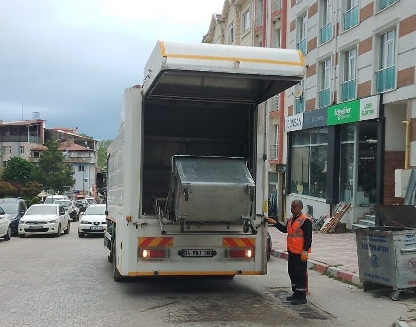 Söğüt’te çöp konteynerleri bayram öncesi titizlikle temizlendi Söğüt Belediyesi, yaklaşan Kurban Bayramı öncesinde ilçe genelinde temizlik çalışmalarını