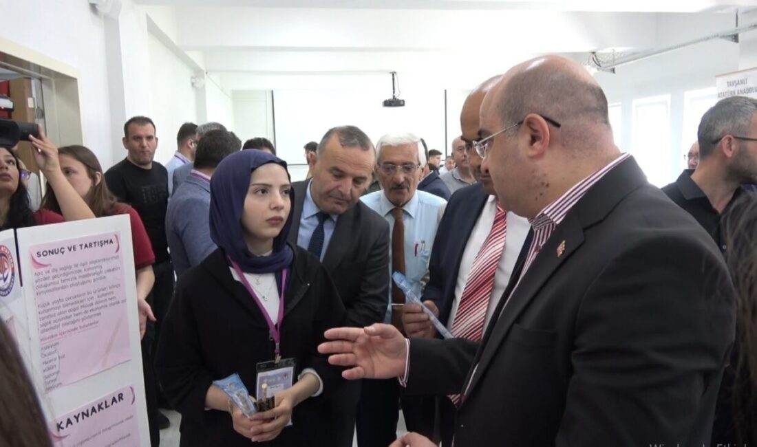 Tavşanlı Atatürk Anadolu Lisesi öğrencileri projelerini tanıttı Kütahya’nın Tavşanlı Atatürk Anadolu Lisesi’nde düzenlenen Bilim Fuarı büyük bir