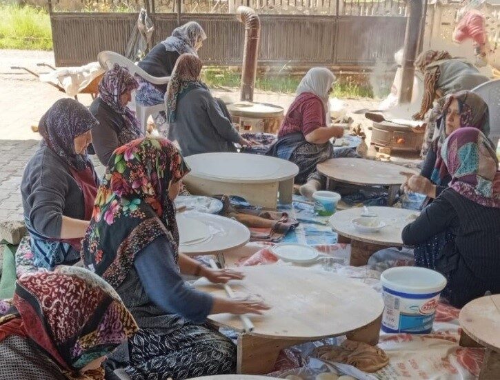 Tavşanlı Değirmisaz’da yağmur duası ve Hıdırellez şenliği bir arada kutlandı Kütahya’nın Tavşanlı ilçesine bağlı Değirmisaz köyünde anlamlı bir etkinlik düzenlendi.