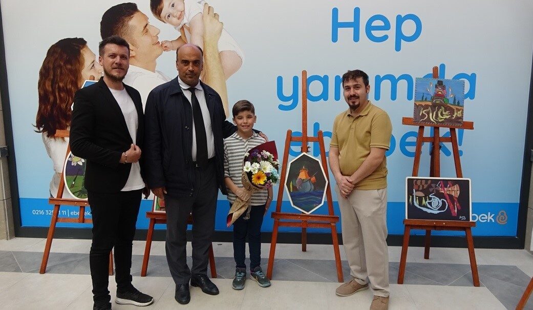 Tavşanlı’da çocukların hayal gücü sergiye yansıdı Kütahya’nın Tavşanlı ilçesinde, Ressam Sabri Özdemir’in kurucusu olduğu Beyaz Palet