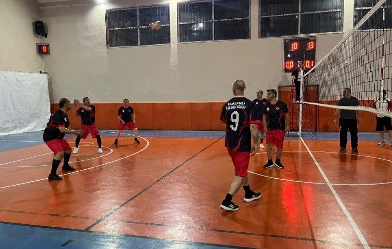 Tavşanlı’da eğitimciler voleybol turnuvası ile ter döküyor Kütahya’nın Tavşanlı İlçe Milli Eğitim Müdürlüğü’nün 19 Mayıs Atatürk’ü Anma,