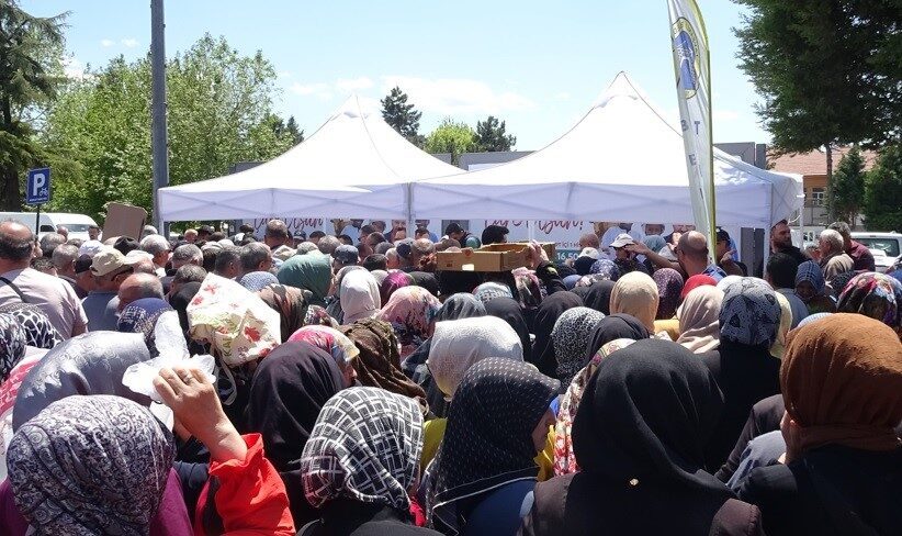 Tavşanlı’da fide dağıtımı izdihama sebep oldu Kütahya’nın Tavşanlı ilçesinde, Tavşanlı Belediyesi tarafından Cumhuriyet Meydanı’nda gerçekleştirilen ücretsiz