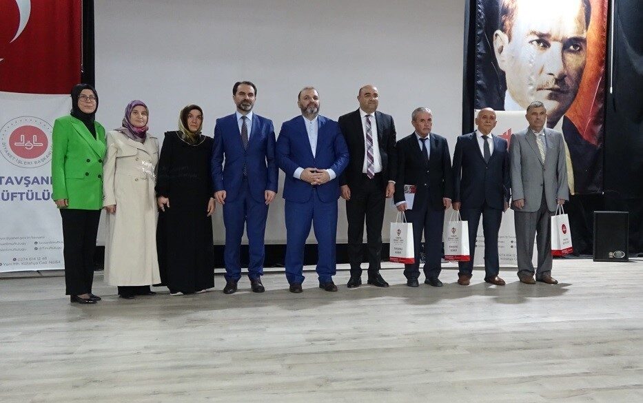 Tavşanlı’da ’Fıtratın Korunması ve Aile’ konferansında işaret diliyle anlatım yapıldı Kütahya’nın Tavşanlı ilçesinde “Fıtratın Korunması ve Aile” konferansı düzenlendi. Tavşanlı