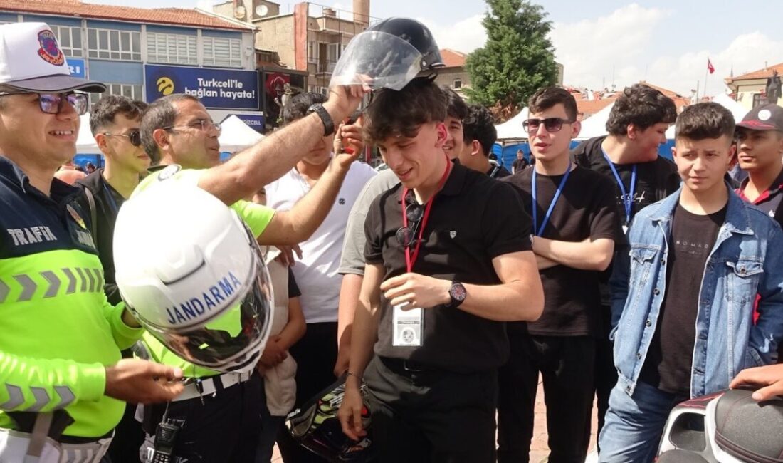 Tavşanlı’da Trafik Haftası renkli etkinliklerle kutlandı Kütahya’nın Tavşanlı ilçesinde Trafik Haftası kapsamında düzenlenen etkinliklerde, çocuklara ve