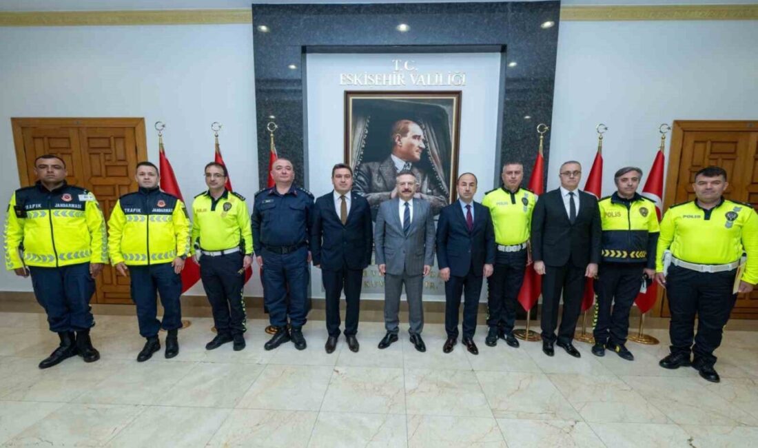 Trafik personeline başarı belgesi verildi Eskişehir Valisi Hüseyin Aksoy, emniyet ve jandarmaya bağlı trafik personeline
