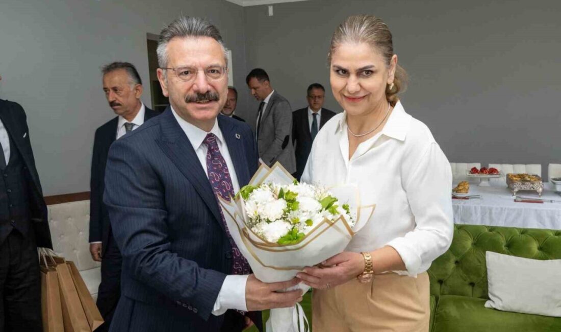 Vali Aksoy engelli birey annesi ve öğretmeni Neşe Uyguner’i ziyaret etti Eskişehir Valisi Hüseyin Aksoy, Anneler Günü ve Engelliler Haftası münasebetiyle