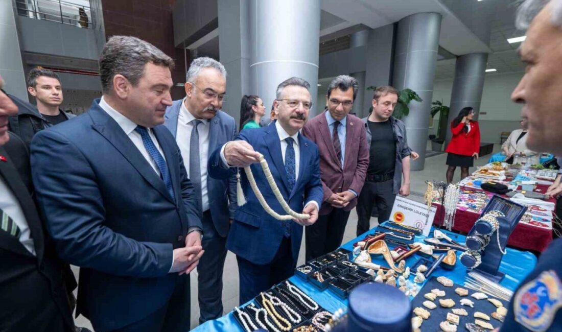 Vali Aksoy, kas hastası çocuk için düzenlenen panayıra katıldı Eskişehir Valisi Hüseyin Aksoy, kas hastalığı (DMD) bulunan 4,5 yaşındaki