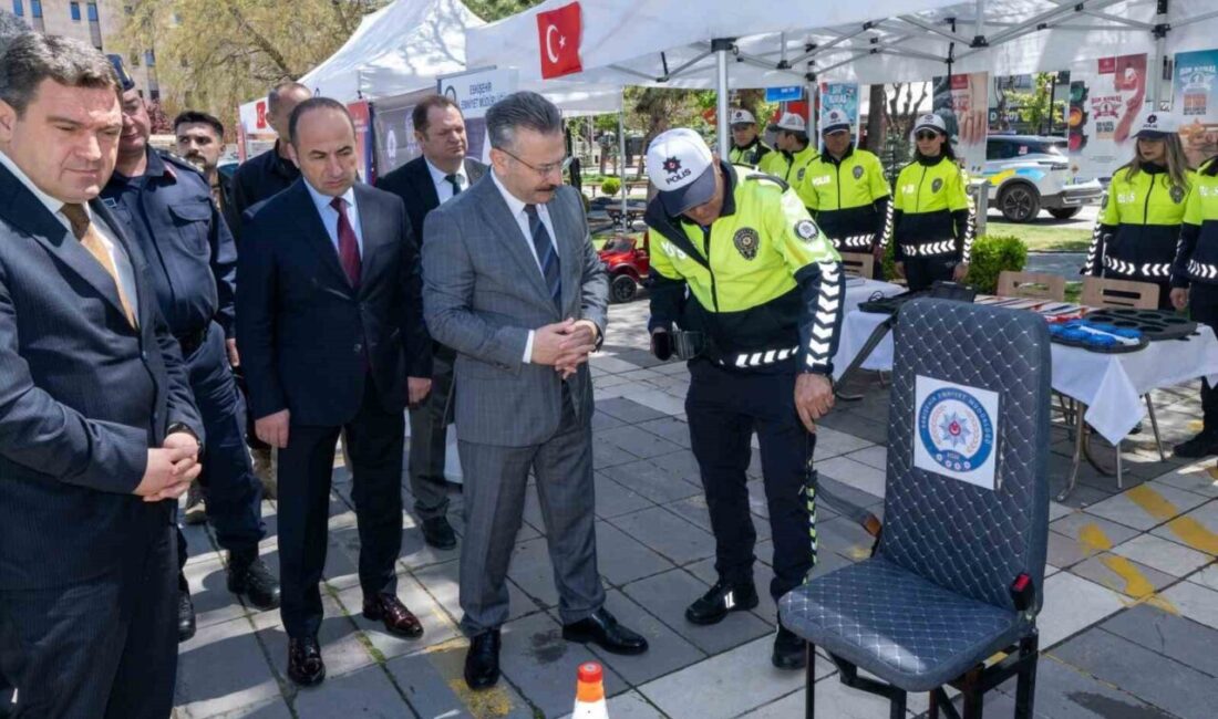 Vali Aksoy, polis ekiplerince kurulan stantları ziyaret etti Eskişehir Valisi Hüseyin Aksoy, Karayolu Güvenliği ve Trafik Haftası’ çerçevesinde