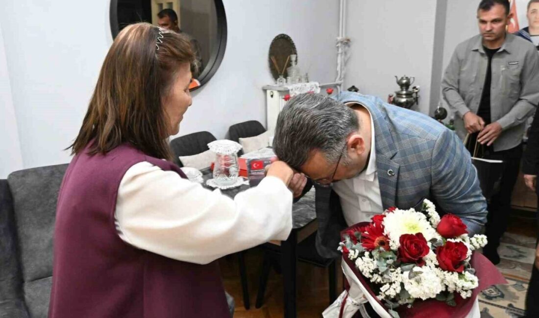 Vali Aksoy’dan Anneler Günü’nde şehit annesine ziyaret Eskişehir Valisi Hüseyin Aksoy, şehit Onbaşı Caner Ülüğ’ün annesini ziyaret