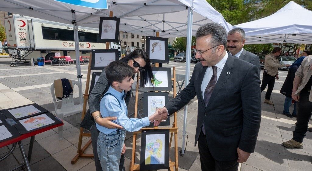 Vali Aksoy’dan Engelsiz Hayır Panayırı’na ziyaret Eskişehir Valisi Hüseyin Aksoy, Valilik meydanında düzenlenen ve özel ihtiyaçlı