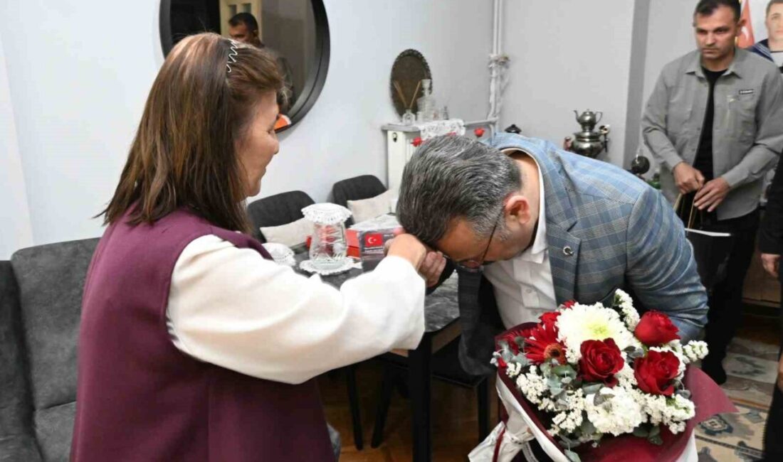 Vali Aksoy’dan şehit annesine Anneler Günü ziyareti Eskişehir Valisi Hüseyin Aksoy, Anneler Günü dolayısıyla Şehit İkmal Onbaşı
