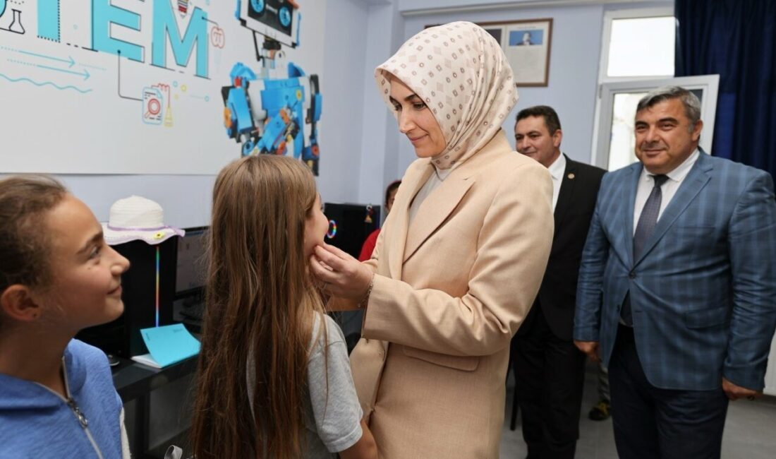 Vali Yiğitbaşı, Kodlama ve Sanat Atölyesi’ni ziyaret etti Afyonkarahisar Valisi Doç. Dr. Kübra Güran Yiğitbaşı, Çobanlar Gençlik Merkezi