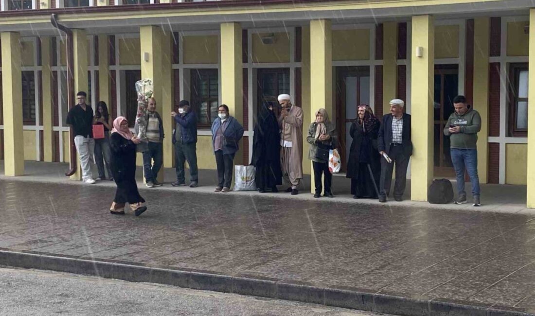 Vatandaşlar ıslanmamak için kapalı alanların girişlerine sığındı Eskişehir’de aniden bastıran sağanak yağıştan korunmak isteyen vatandaşlar kapalı alanların