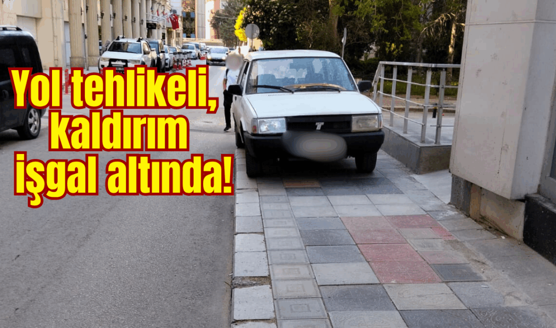 Afyonkarahisar’da araç trafiğinin yoğun olduğu caddelerde kaldırıma park eden sürücüler,